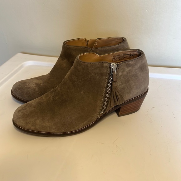 Vionic booties - Picture 1 of 2